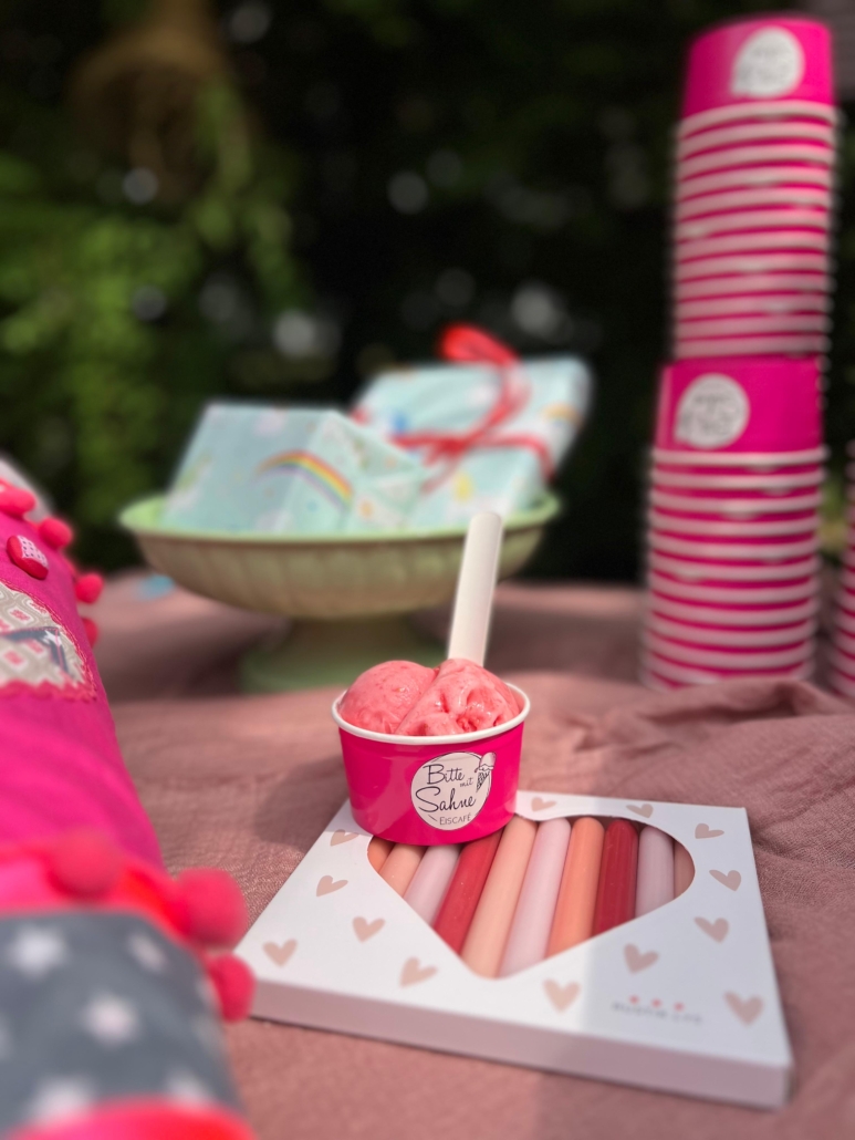 Dessert bei einer Hochzeit: das Eis von Bitte mit Sahne