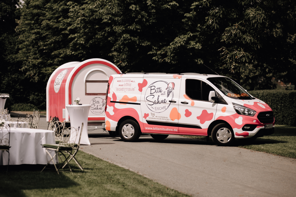 Catering Eiswagen fährt zu einer Veranstaltung