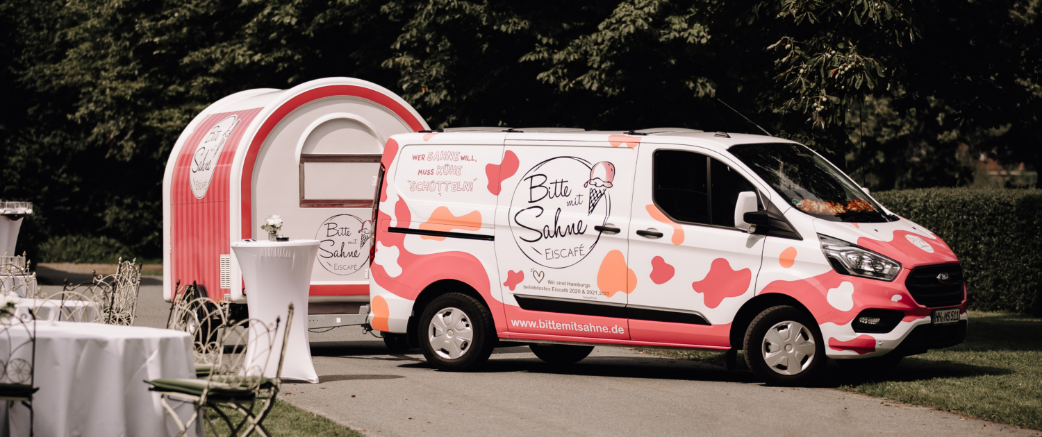 Catering Eiswagen fährt zu einer Veranstaltung