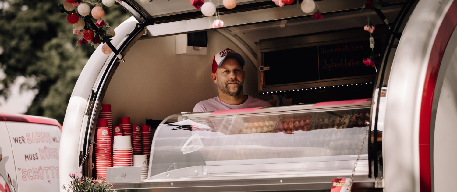 Catering für private Feste, Firmenfeiern & mehr: Bitte mit Sahne Inhaber Mathias im mobilen Eiswagen
