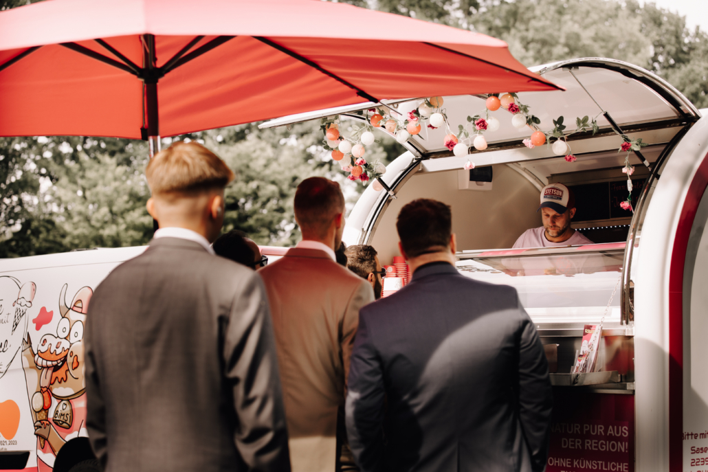 Hochzeitsfeier Catering: Gäste stehe am Eiswagen an